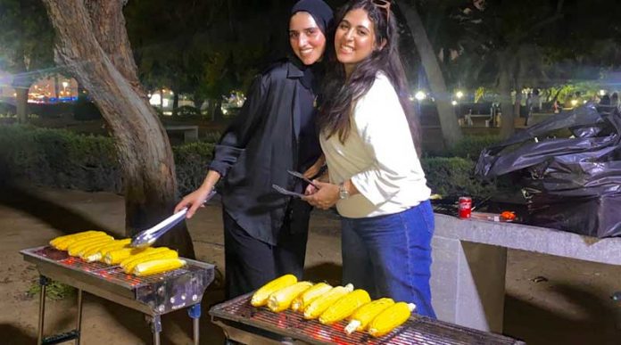 20221130-students-enjoy-bbq-night-before-finals-wee